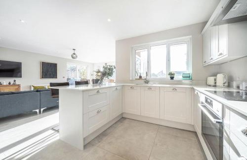 Winkfield Villa | Luxury new build 5-Bed Bungalow-Long Stay Offer