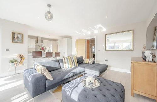 Winkfield Villa | Luxury new build 5-Bed Bungalow-Long Stay Offer