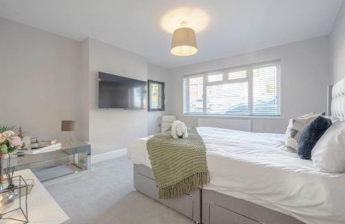 Winkfield Villa | Luxury new build 5-Bed Bungalow-Long Stay Offer