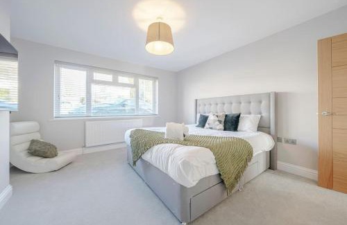 Winkfield Villa | Luxury new build 5-Bed Bungalow-Long Stay Offer