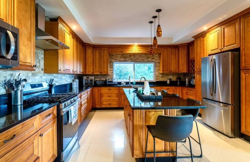 Reading House | Luxury Oceanview 4BR Villa w/Balcony, Pool & BBQ