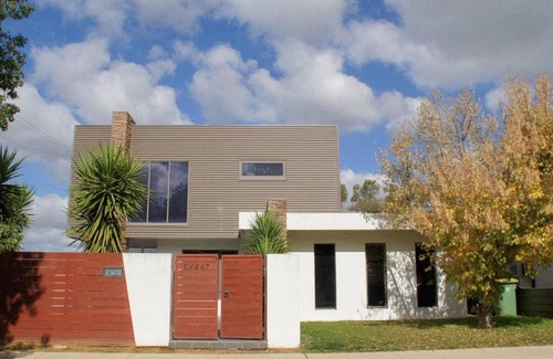 Echuca House | Luxury on Eyre CBD Golf Course Family