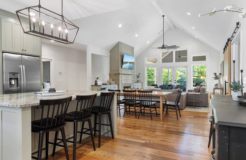 West Union House | LUXURY on Lake Keowee. Quiet cove. Putting green. Near Clemson. Sleeps 18