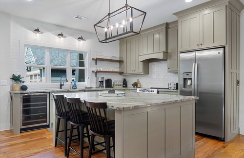 West Union House | LUXURY on Lake Keowee. Quiet cove. Putting green. Near Clemson. Sleeps 18