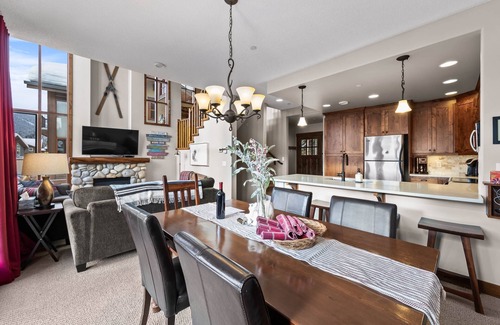 Sun Peaks House | Luxury on the slopes. ski-in & ski-out with private hot tub in Woodhaven 4