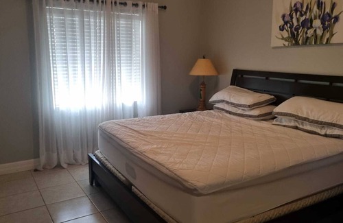 Colliers Bay Resort | Luxury One Bedroom King Penthouse Condo @ Beachfront Resort in East End