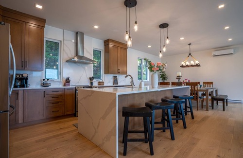 Labelle Ski Chalet | Luxury Panoramic View Waterfront-SPA-Games-Foyer