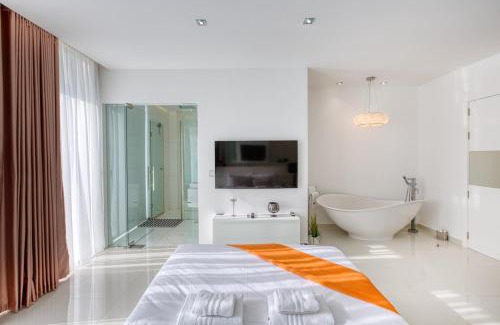 Tal-Ghoqod Apartment | Luxury Penthouse in Swieqi with In and Outdoor Pool