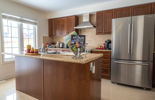Thorold House | 🍷 Luxury Pond House, 10 minutes to Niagara Falls