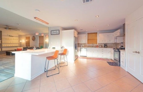 Cloverleaf House | Luxury Private Pool and Resort. 3bd/2.5ba