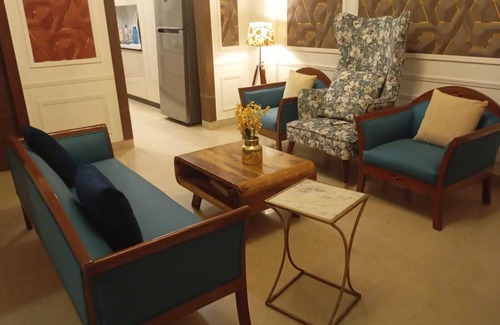 Gurugram Apartment | Luxury Retreat : 3-bedroom apartment with AC, WiFi in welcoming Gurugram