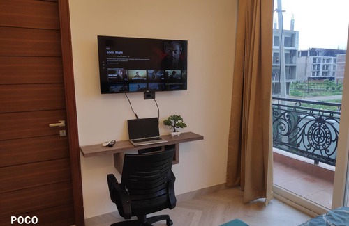 Gurugram Apartment | Luxury Retreat : 3-bedroom apartment with AC, WiFi in welcoming Gurugram