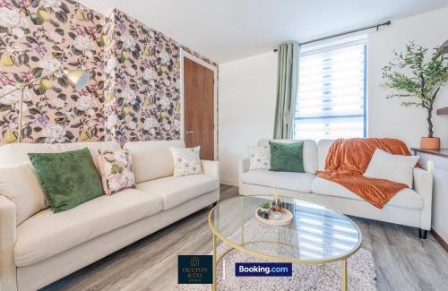 Failsworth House | Luxury Retreat For 10 - Short Lets & Serviced Accommodation Manchester With Hot Tub and Spacious Garden