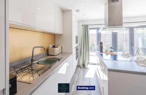 Failsworth House | Luxury Retreat For 10 - Short Lets & Serviced Accommodation Manchester With Hot Tub and Spacious Garden