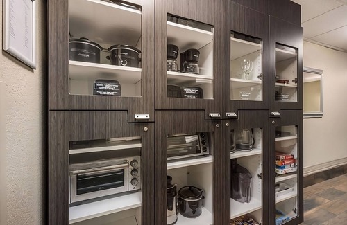 Gateway Hotel | Luxury Retreat in Austin, Texas! 3 Modern Units, Pets Allowed, Full Kitchen!