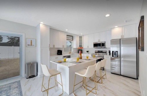 Anona House | Luxury Retreat Largo - Beaches - 12PPL - Pool Spa