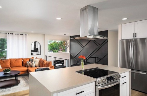 Castlewood House | Luxury Retreat - Mountain View Deck and Game Room