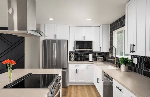 Castlewood House | Luxury Retreat - Mountain View Deck and Game Room