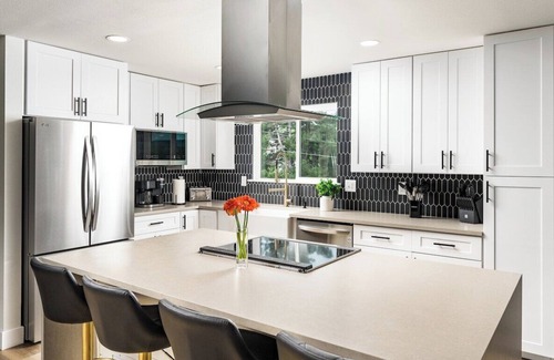 Castlewood House | Luxury Retreat - Mountain View Deck and Game Room