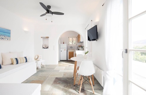 Kithnos Apartment | Luxury Seafront Apartment in Loutra Kythnos