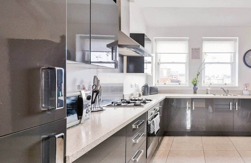 Kirkcaldy Apartment | Luxury Seaview Gated Penthouse- Near Edinburgh.