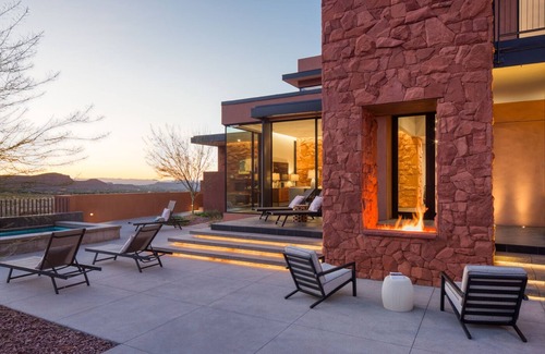 Ivins House | Luxury Service 3 Kings and Bunks & PRIVATE Pool - Sleeps 12 - Daily HK