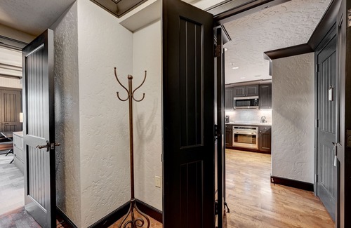 Avon Resort | Luxury Ski in and out Suite @Ritz-Carlton with Balcony