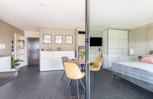 Gersthofen Apartment | Luxury Studio Apartment with Shared Pool, Wi-Fi and Air Conditioning