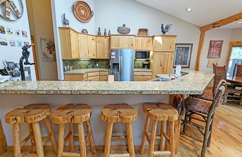 Sunriver House | Luxury style home with A/C & Private Hot Tub - Verdin 6