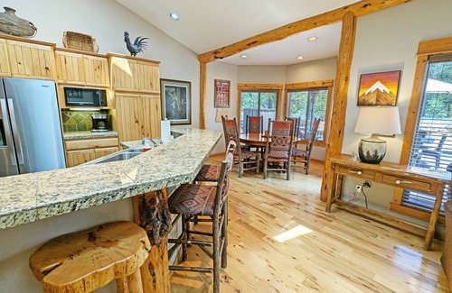 Sunriver House | Luxury style home with A/C & Private Hot Tub - Verdin 6