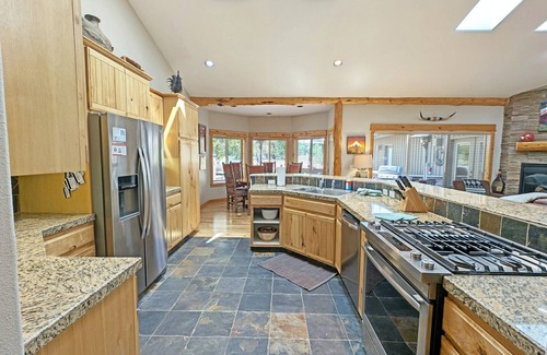 Sunriver House | Luxury style home with A/C & Private Hot Tub - Verdin 6