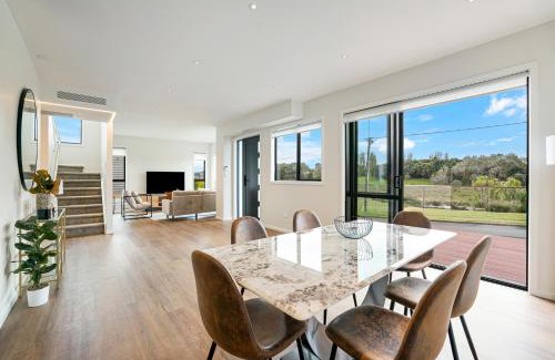 Devonport Apartment | Luxury Sun Soaked Devonport Waterfront 4BR Home