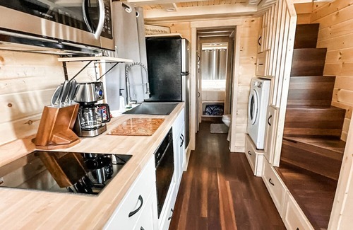 Montrose Cabin | Luxury Tiny Home/Base Camp to Ouray, Telluride/2 Queen beds, 1 twin bed/Washer & Dryer/Smart TV/Hot Tub Access/Patio w/Mountain Views/Fire Pit/11 mi to Airport