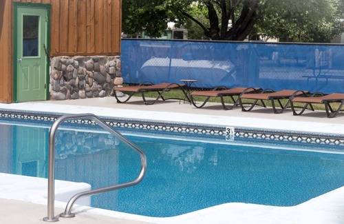 Montrose Cabin | Luxury Tiny Home/Base Camp to Ouray, Telluride/2 Queen beds, 1 twin bed/Washer & Dryer/Smart TV/Hot Tub Access/Patio w/Mountain Views/Fire Pit/11 mi to Airport