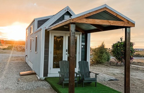 Montrose Cabin | Luxury Tiny Home/Base Camp to Ouray, Telluride/2 Queen beds, 1 twin bed/Washer & Dryer/Smart TV/Hot Tub Access/Patio w/Mountain Views/Fire Pit/11 mi to Airport
