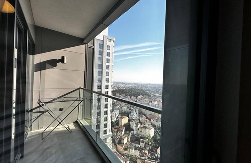 Zeytinburnu Condo | Luxury two bedroom apartment with three bathrooms high floor Istanbul Queen Towe