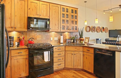 Salida House | Luxury Unit on the Arkansas River 4 Blocks to Downtown, Large Bed Suites
