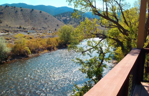 Salida House | Luxury Unit on the Arkansas River 4 Blocks to Downtown, Large Bed Suites