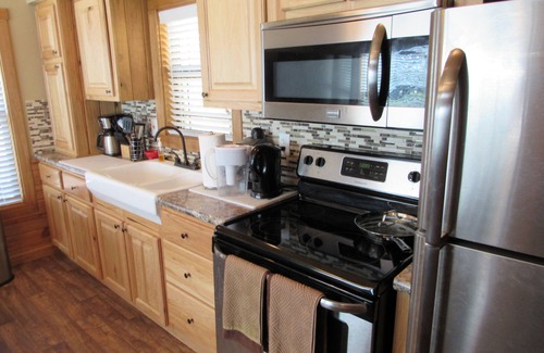 Willis Cabin | Luxury vacation cabin: fish from your private deck!