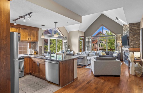 Canmore Condo | Luxury Vacation Corner Penthouse Suite