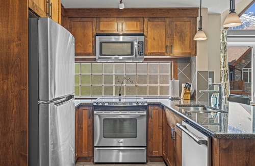 Canmore Condo | Luxury Vacation Corner Penthouse Suite