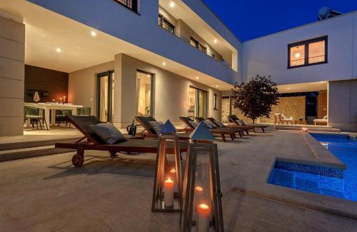 Kastel Sucurac Villa | Luxury villa Adris with heated pool, Gym, sauna - Split