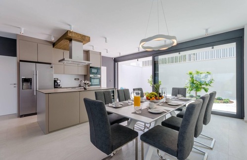 Sutivan Villa | Luxury Villa Complex Pax & Vitae with heated infinity pools, 16 sleeps