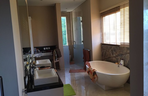 Kuta House | Luxury Villa just 500m to motoGP circuit and short stroll to beach. 2-6 Guests