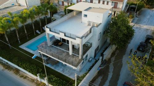 Donnalucata Villa | Luxury villa Lucy with pool on front of beach of Donnalucata