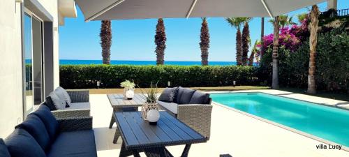 Donnalucata Villa | Luxury villa Lucy with pool on front of beach of Donnalucata
