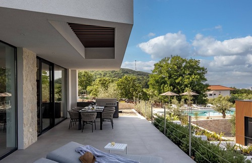 Vrbnik Villa | Luxury Villa Manatis with Infinity-Pool and Sandplace