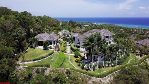Montego Bay Villa | Luxury Villa sleeps 6, Beach Access, Montego Bay
