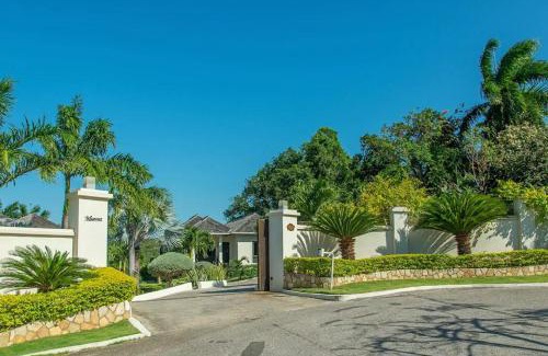 Montego Bay Villa | Luxury Villa sleeps 6, Beach Access, Montego Bay