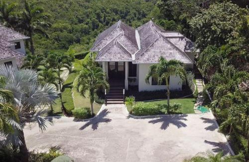 Montego Bay Villa | Luxury Villa sleeps 6, Beach Access, Montego Bay